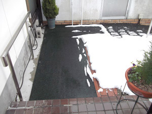 降雪時(玄関出口よりスロープへ) 降雪時(玄関出口よりスロープへ)