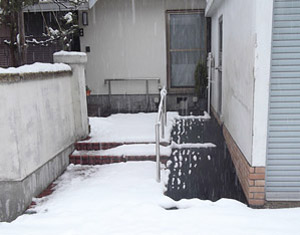 早朝の除雪作業をしなくてもデイケアの送迎バスまでの移動も快適に! 早朝の除雪作業をしなくてもデイケアの送迎バスまでの移動も快適に!