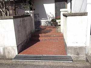 施工前(玄関正面より) width= 施工前(玄関正面より)